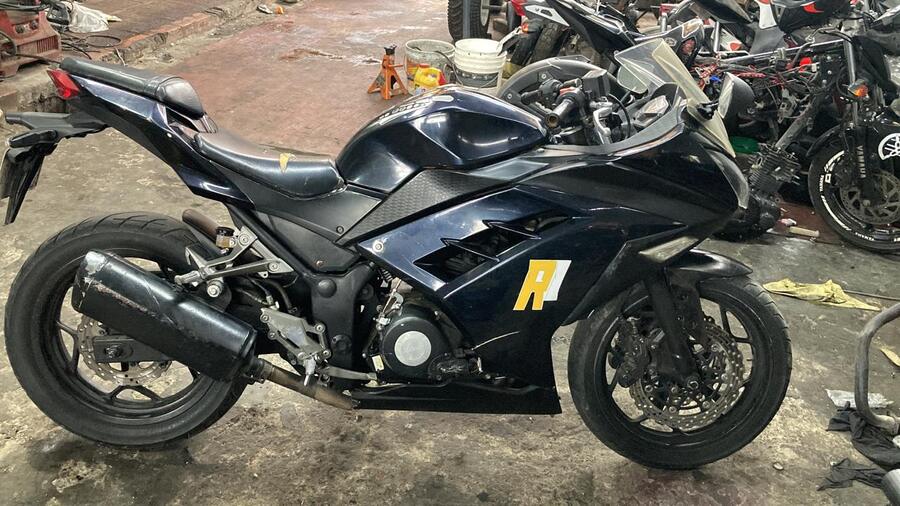 Ninja 300, gráficos rojos, antes